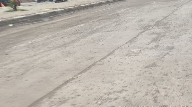 Masyarakat Keluhkan Jalan Raya Cilincing Berlumpur dan Licin