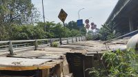 Kolong Tol Angke 2 Terlihat Kumuh dan Banyak Bangunan Liar