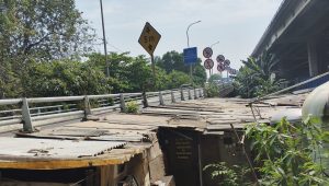 Kolong Tol Angke 2 Terlihat Kumuh dan Banyak Bangunan Liar