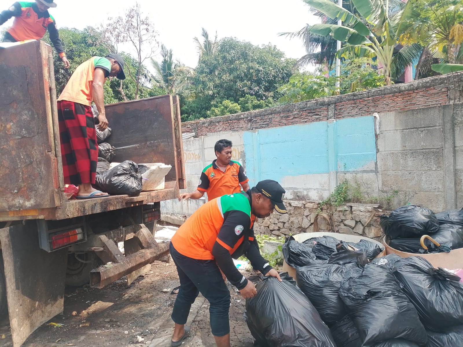 ‎Sudin LH Jakarta Barat Tinjau Langsung Penumpukan Sampah di Cengkareng Barat