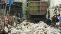 Puluhan ton limbah dibuang ke saluran air Bajir Kanal Timur