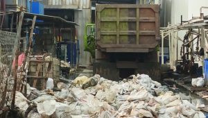 Puluhan ton limbah dibuang ke saluran air Bajir Kanal Timur