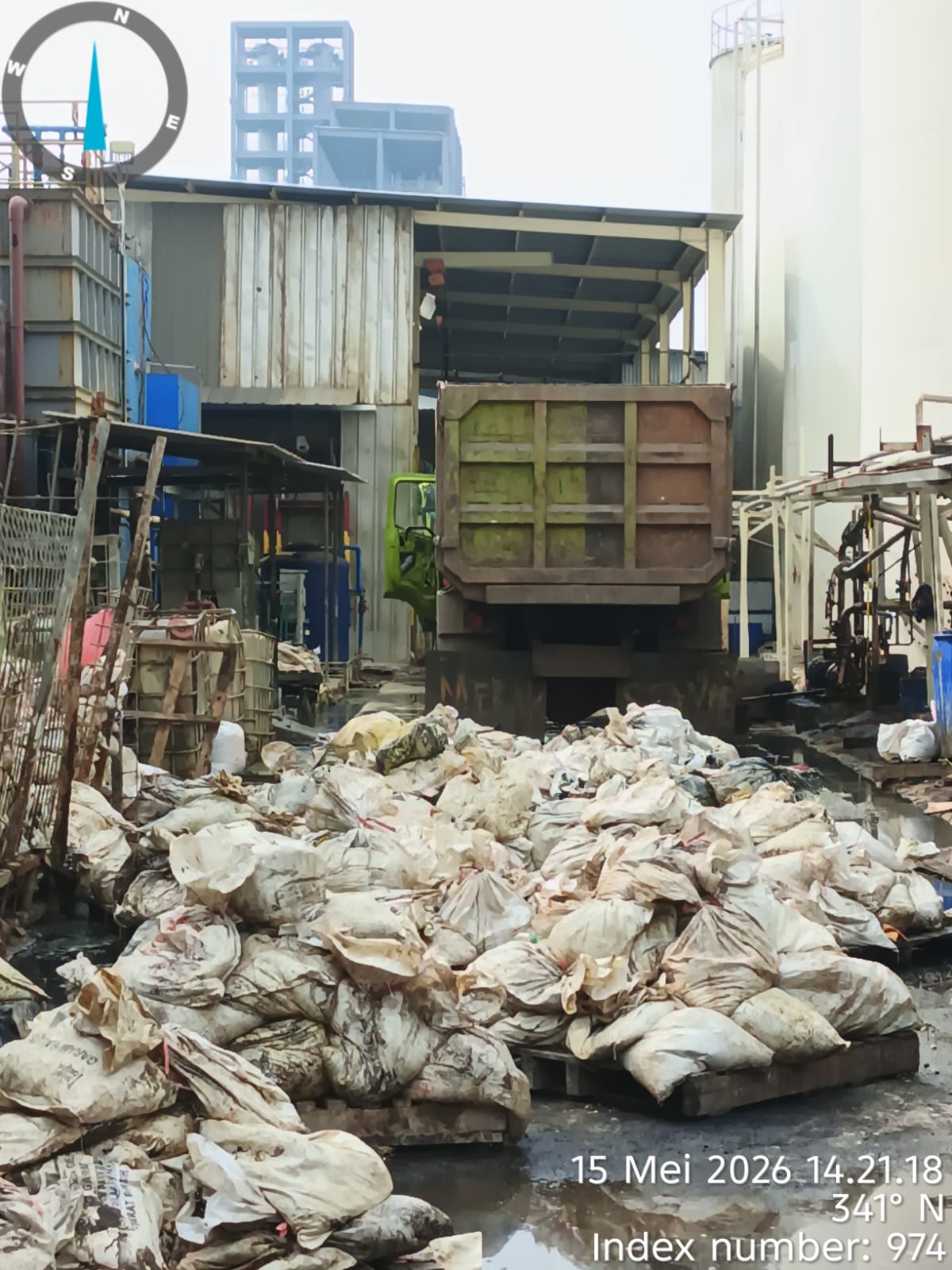 Puluhan ton limbah dibuang ke saluran air Bajir Kanal Timur