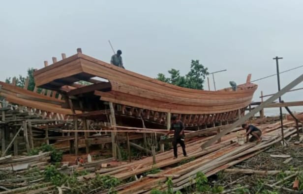 Ibrahim Desak Kapolres Pelalawan dan Kapolda Riau Bertindak Tegas: Galangan Kapal Kayu di Desa Serapung, Diduga Babat Hutan Selama 20 Tahun