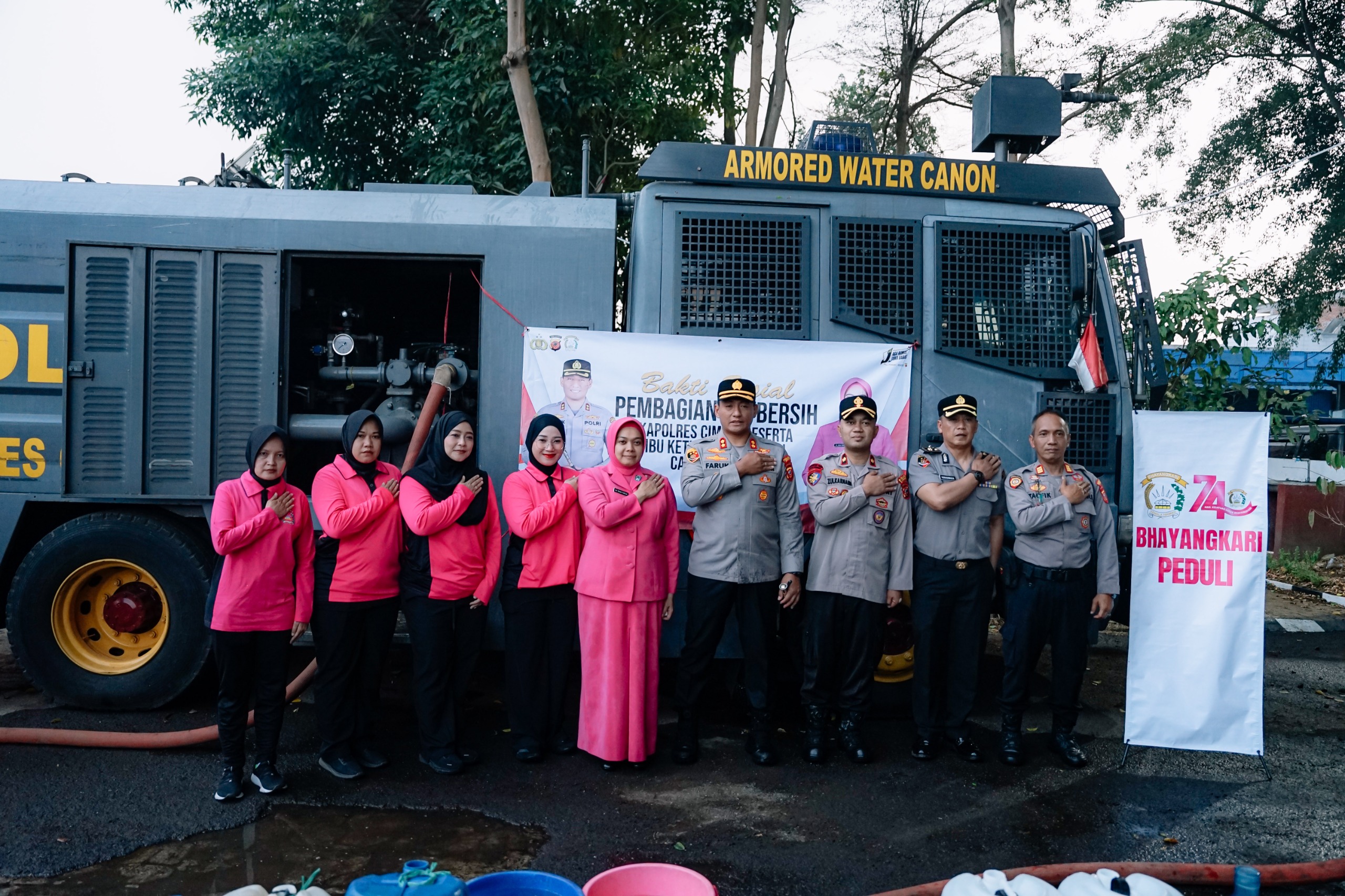 Kemarau Panjang, Polisi Salurkan 8.000 Liter Air Bersih Setiap Hari untuk Warga Asrama dan Sekitar