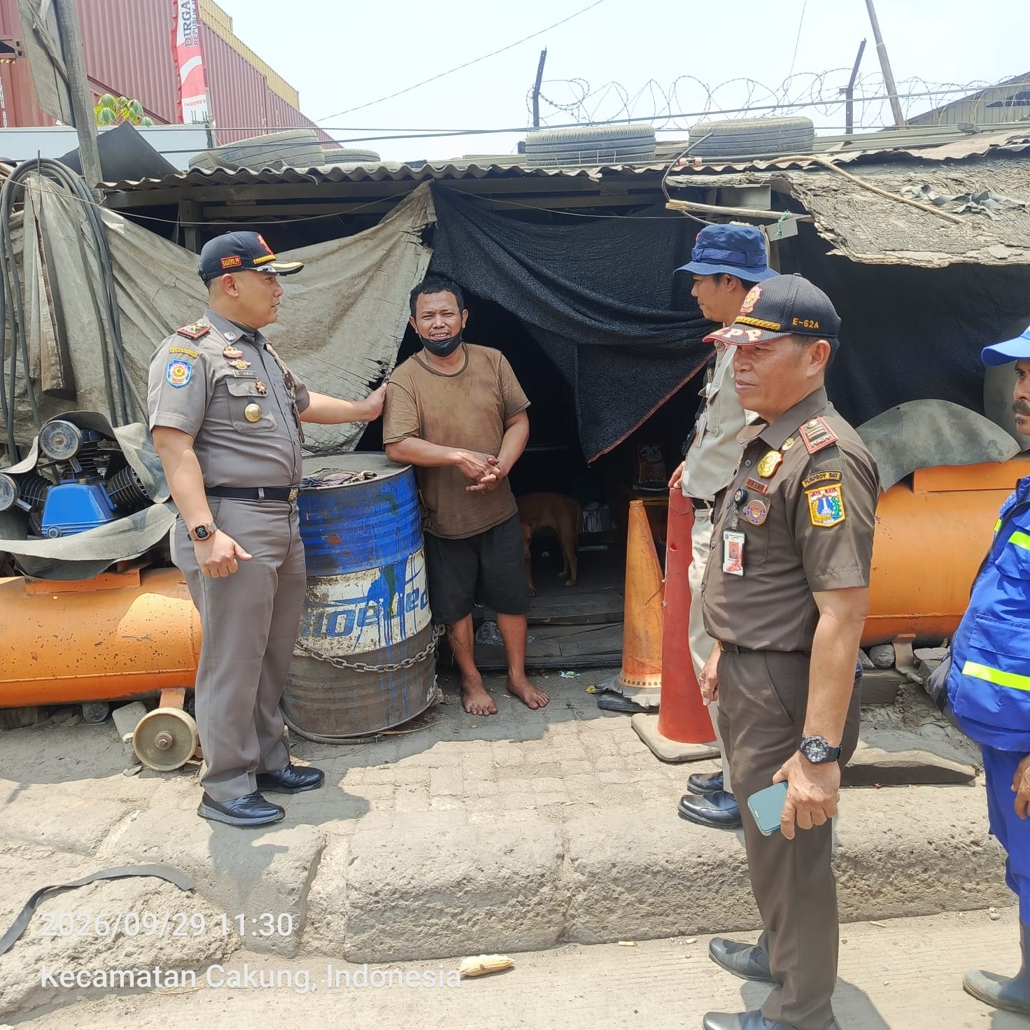 Satpol PP Kecamatan Cakung Respon Laporan Warga