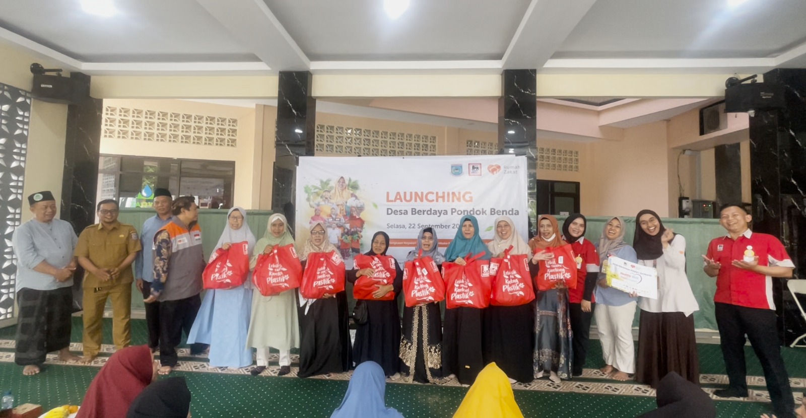 Rumah Zakat dan Super Indo Berbagi Kebahagiaan Salurkan 100 Paket Sembako