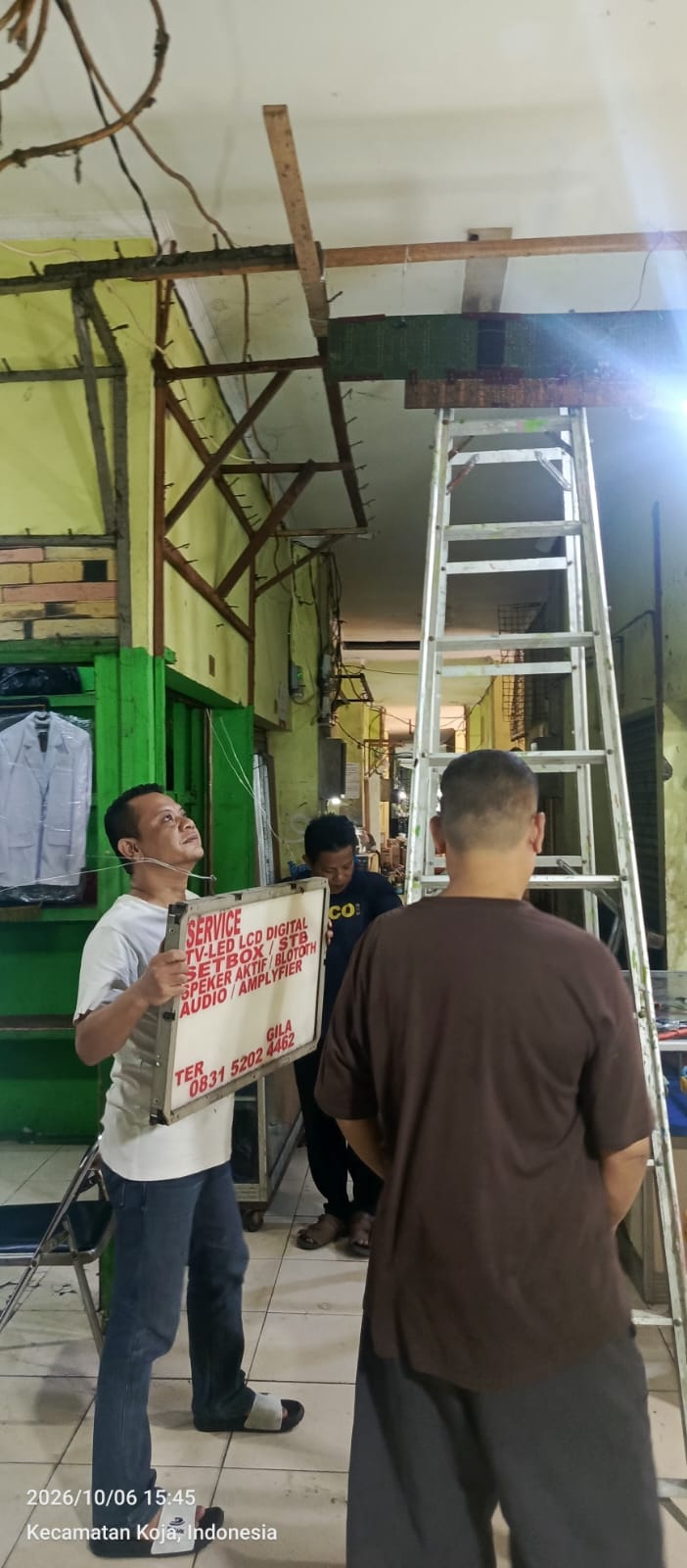 PEDAGANG PASAR PERMAI KOJA GUSUR, PERBAIKI KIOS DENGAN MODAL SENDIRI