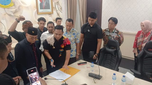KECEWA TERHADAP JAWABAN PEMKAB BEKASI, KOORDINATOR AKSI SOLIDARITAS WARTAWAN TEGASKAN: COPOT KADIS LH DALAM 7 HARI ATAU AKSI DAMAI JILID II DIGELAR LEBIH BESAR!